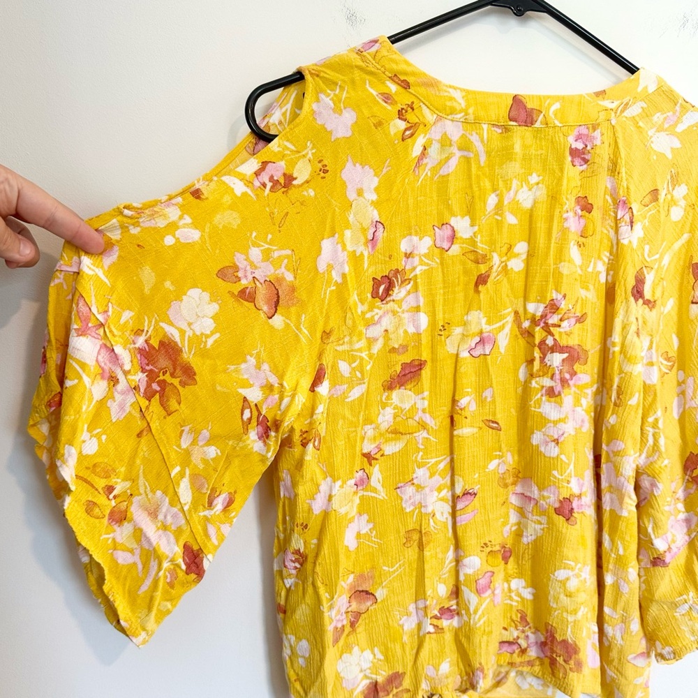 Democracy Yellow Floral Cold Shoulder Blouse - Size: Small - Picture 6 of 7